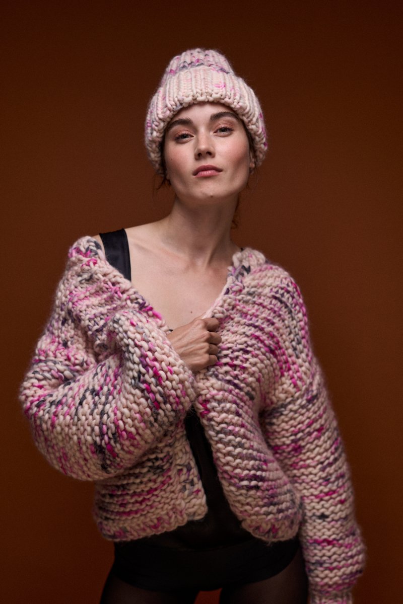 Handgestrickter Cardigan Camilla aus Schafswolle in Lila