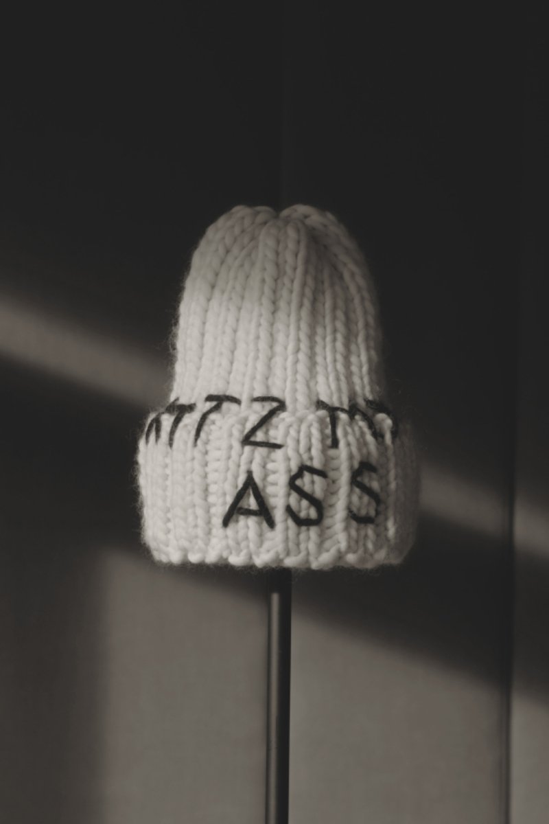 Kitz my ass Beanie in chunky Rippstrick in Off White