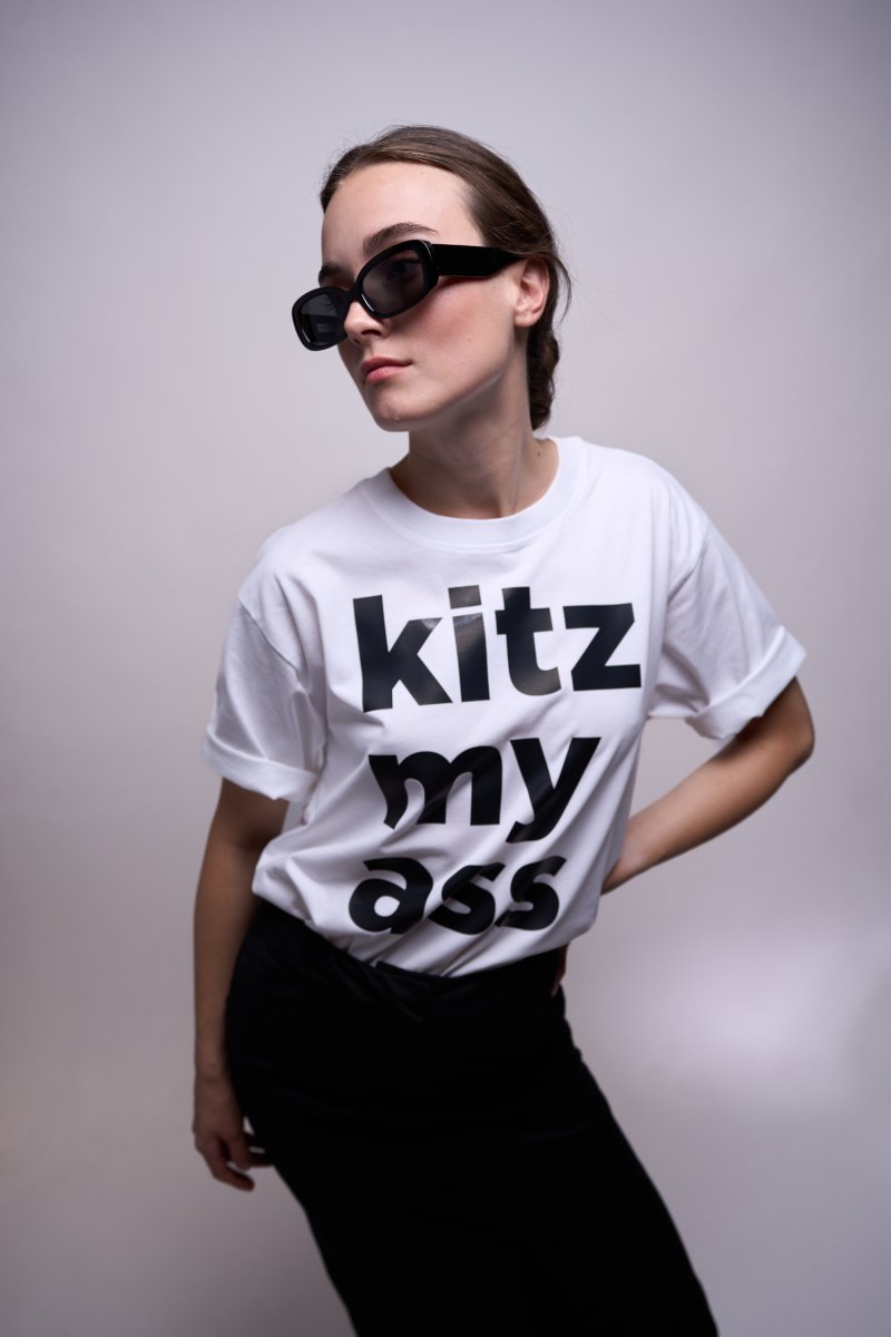 "kitz my ass" Bold Signature T-Shirt in Weiß