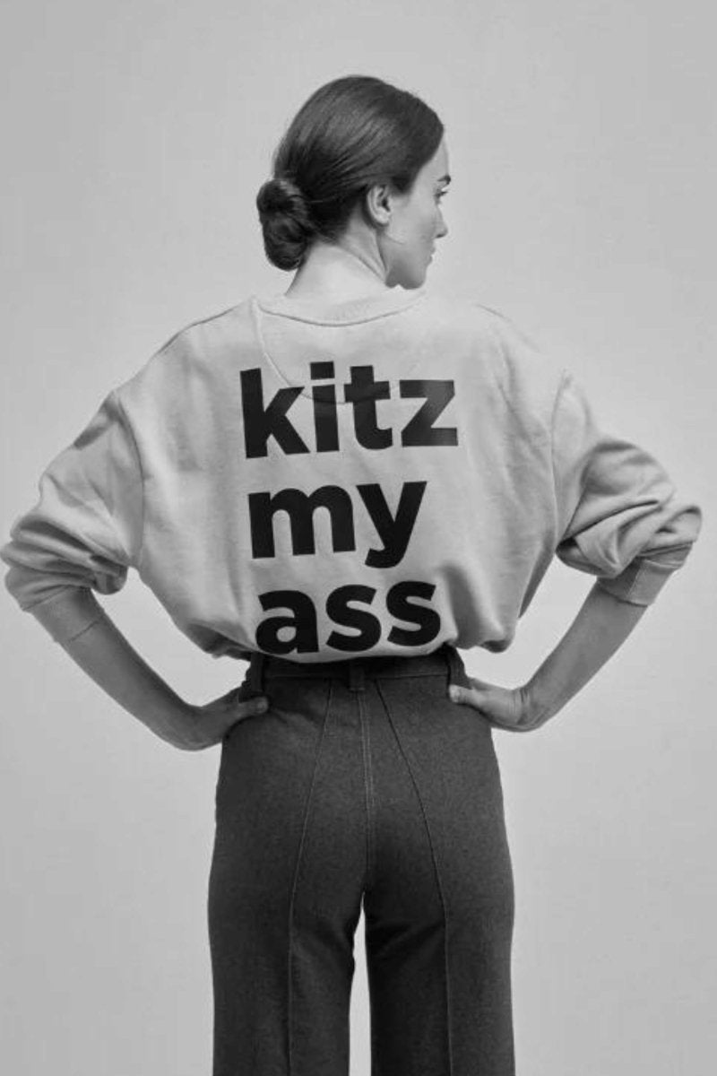 "kitz my ass" Bold Signature Crop Sweatshirt in Grau