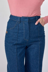 Hochsitzende Jeans mit ausgestelltem Bein