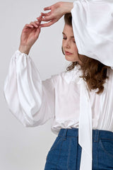 Weiße Bluse Lola mit gerafften Kragen und Schluppe aus leichter Baumwollpopeline