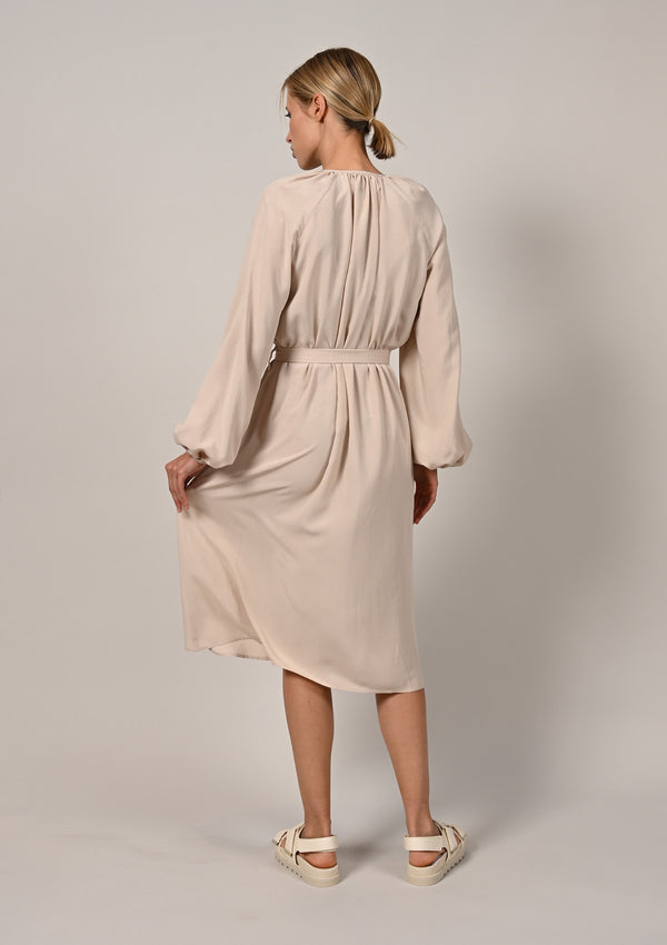 Kleid aus Baumwolle mit Raffung und Gürtel Beige
